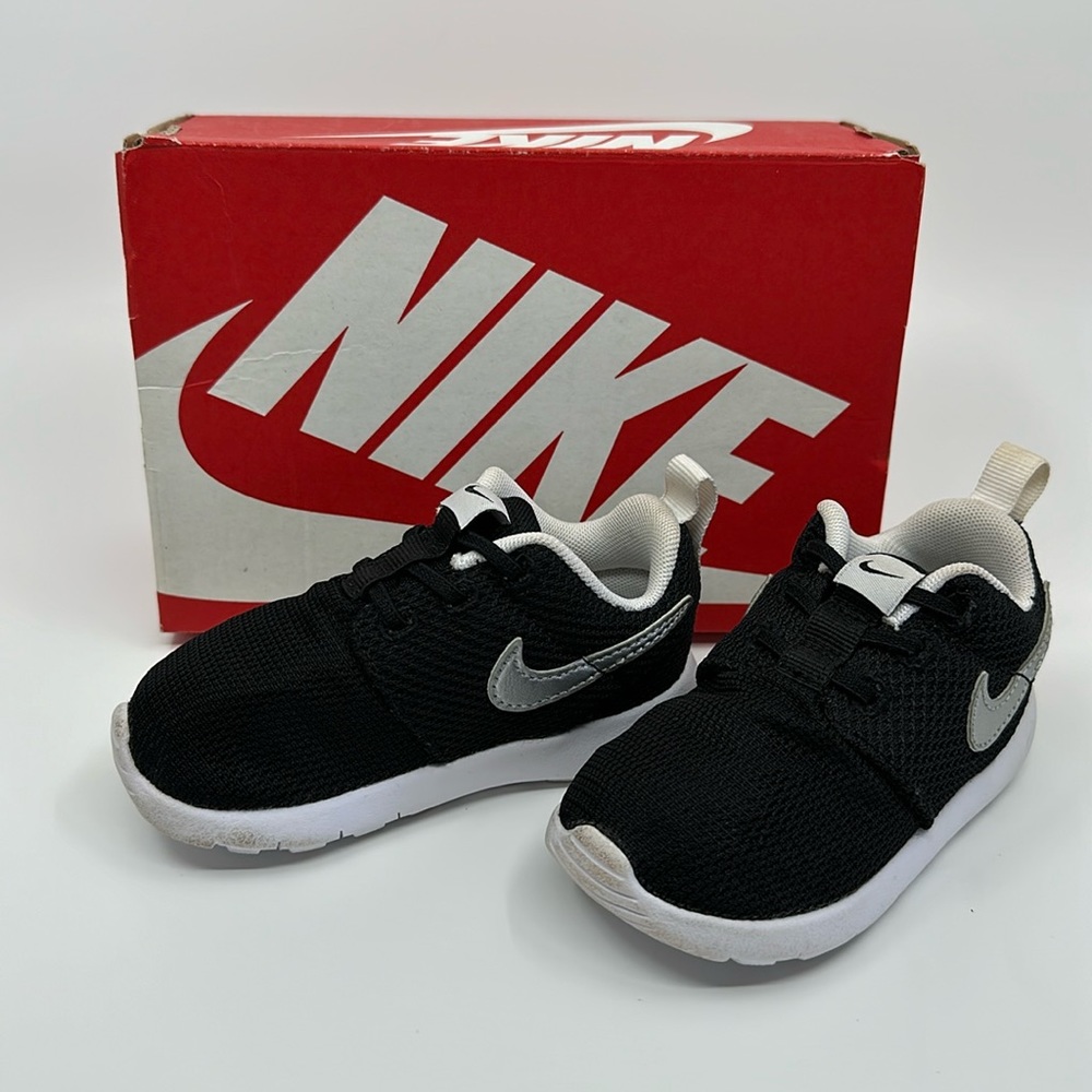 Black Nike Roshe One Shoes size 6C